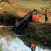 Tödlicher Unfall in Rimpar: Ein 55-Jähriger rutschte mit seinem Auto in einen Fluss. Bild: News5/Höfig