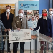 Bernadette Sauerschell (Leitung Lacrima, Dr. Markus Schappert (Vorsitzender des Stiftungsvorstands), Jürgen Keller (Dienstellenleiter Johanniter Bamberg), Marie-Luise Höfer (Sachgebietsleitung Lacrima), Peter Lang (Stv. Vorsitzender des Stiftungsvorstands). Foto: Bürgerstiftung Bayreuth