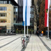 Corona-Schnelltests: lange Wartezeiten am Schnelltestzentrum Schlossgalerie und riesige Nachfrage in Bayreuther Apotheken. Bild: Jürgen Lenkeit