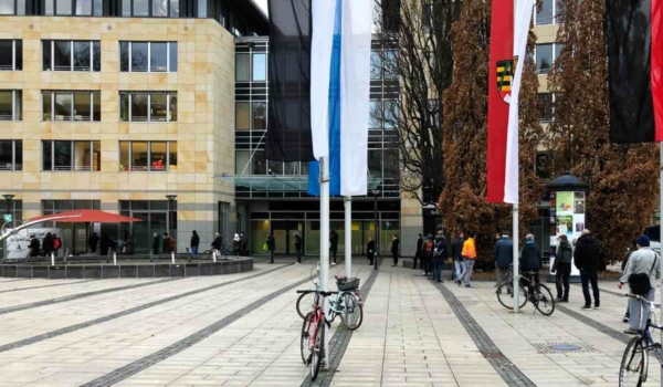 Corona-Schnelltests: lange Wartezeiten am Schnelltestzentrum Schlossgalerie und riesige Nachfrage in Bayreuther Apotheken. Bild: Jürgen Lenkeit