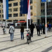 Corona-Schnelltestzentrum an der Schlossgalerie in Bayreuth: Lange Warteschlange auf dem La-Spezia-Platz. Bild: Jürgen Lenkeit