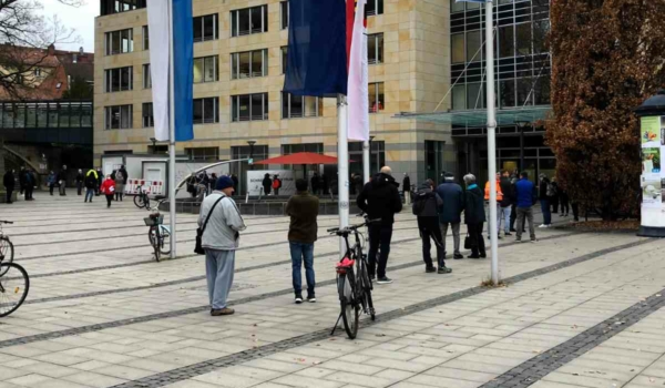 Corona-Schnelltestzentrum an der Schlossgalerie in Bayreuth: Lange Warteschlange auf dem La-Spezia-Platz. Bild: Jürgen Lenkeit