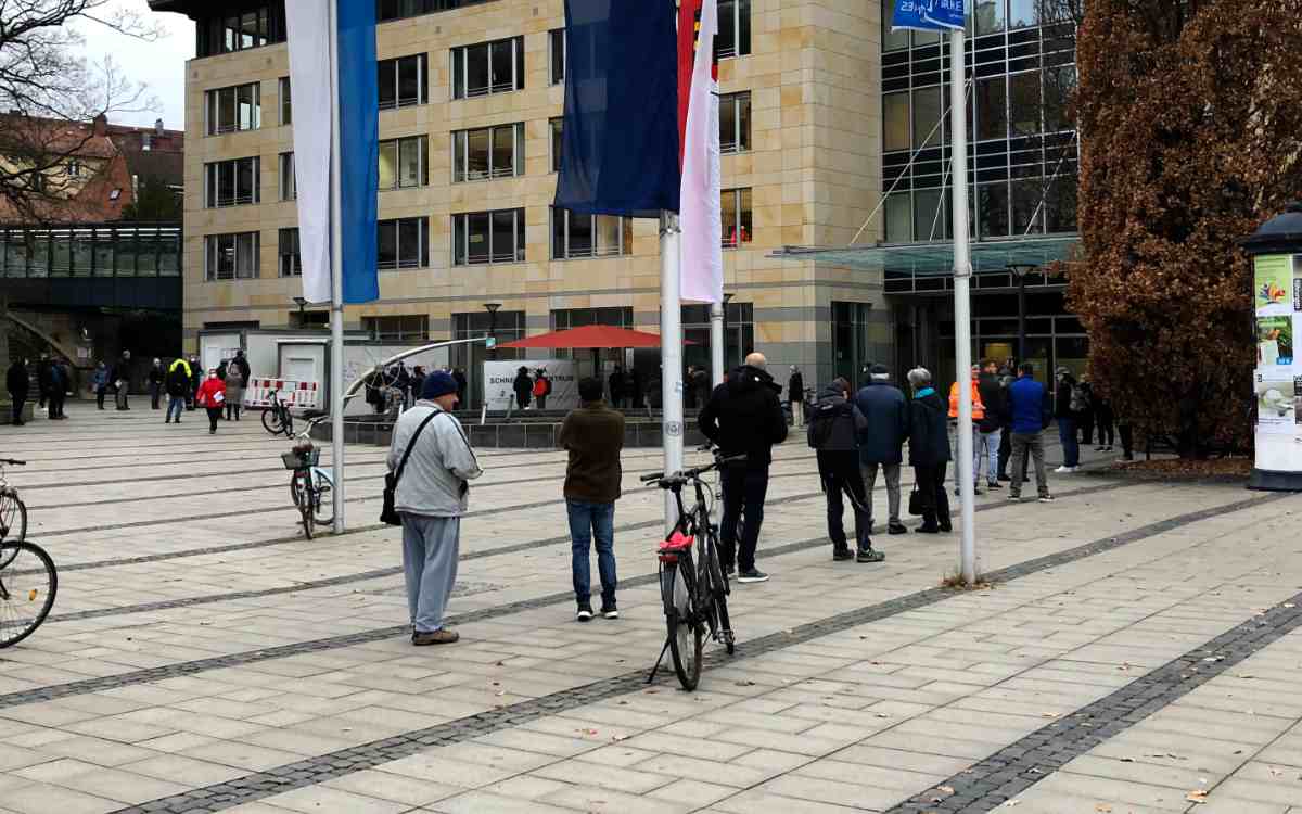 Corona-Schnelltestzentrum an der Schlossgalerie in Bayreuth: Lange Warteschlange auf dem La-Spezia-Platz. Bild: Jürgen Lenkeit