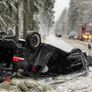 Schwerer Unfall bei Rehau. Eine Mutter und ihr Kleinkid (1) wurden verletzt. Foto: Fricke / News5