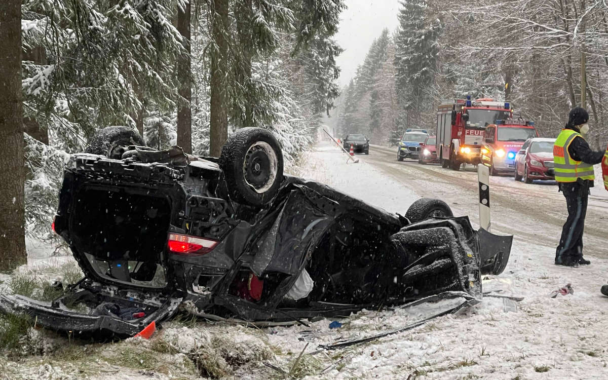 Schwerer Unfall bei Rehau. Eine Mutter und ihr Kleinkid (1) wurden verletzt. Foto: Fricke / News5