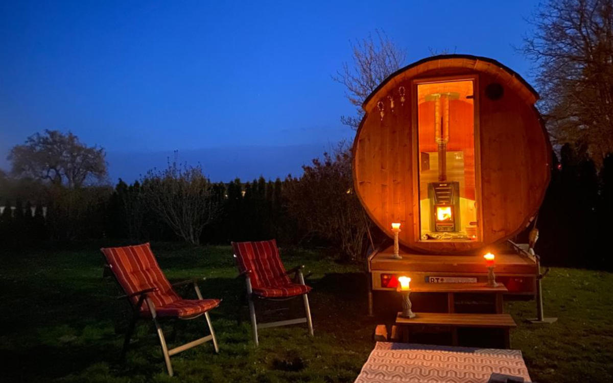 Mobile Sauna im Landkreis Bayreuth: Der Saunamichl aus Hummeltal vermietet mobile Saunafässer und Badezuber. Bild: Saunamichl