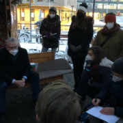 Oberbürgermeister Thomas Ebersberger mit den Klimaaktivistinnen und -aktivisten vor dem Klimabaumhaus in Bayreuth. Bild: Michael Kind