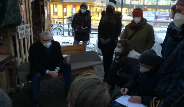 Oberbürgermeister Thomas Ebersberger mit den Klimaaktivistinnen und -aktivisten vor dem Klimabaumhaus in Bayreuth. Bild: Michael Kind