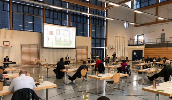 Bei der Sitzung des Kreistages am 10.12.2021 in der Bärenhalle in Bindlach im Kreis Bayreuth wurde ausführlich über die Errichtung einer neuen Seilbahn am Ochsenkopf diskutiert. Bild: Michael Kind