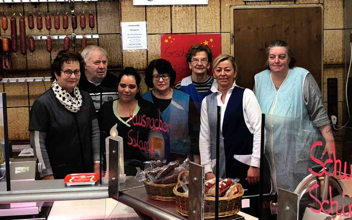 Metzgerei Rauch in Bayreuth: Ulrike und Georg Rauch mit einem Teil ihres Teams in ihrer Filiale in der Munckerstraße (v.l.n.r.). Bild: Jürgen Lenkeit