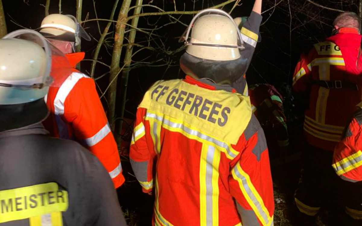 Die Feuerwehr aus Gefrees und Grünstein haben am 14 Dezember 2021 einen Hund beim Schwimmen gerettet. Bild: Feuerwehr Grünstein