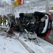 Bei der Raststätte Frankenwald auf der A9 im Landkreis Hof fuhr am Samstagmorgen ein Auto in eine Zapfsäule. Bild: NEWS5/Fricke