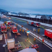 Fast 200 Kräfte waren bei der Bergung eines Lkws auf der A9 bei Spänfleck im Landkreis Bayreuth im Einsatz. Bild: Kreisfeuerwehrverband Bayreuth