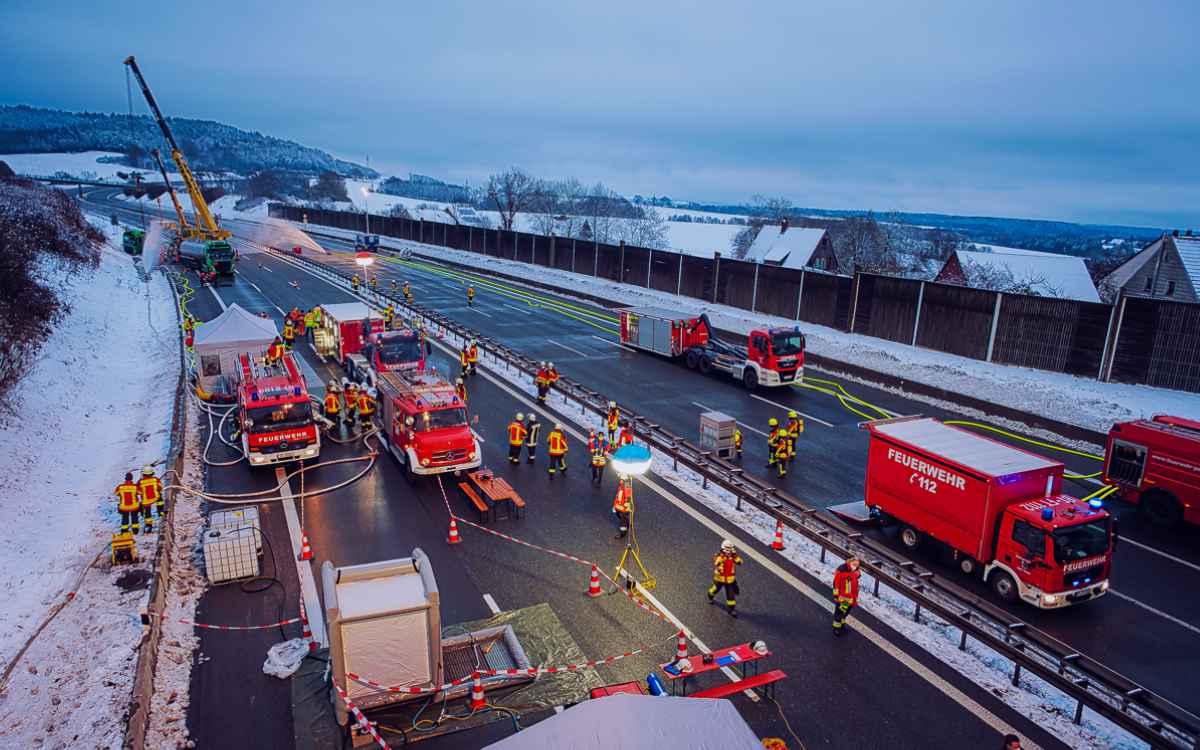 Fast 200 Kräfte waren bei der Bergung eines Lkws auf der A9 bei Spänfleck im Landkreis Bayreuth im Einsatz. Bild: Kreisfeuerwehrverband Bayreuth