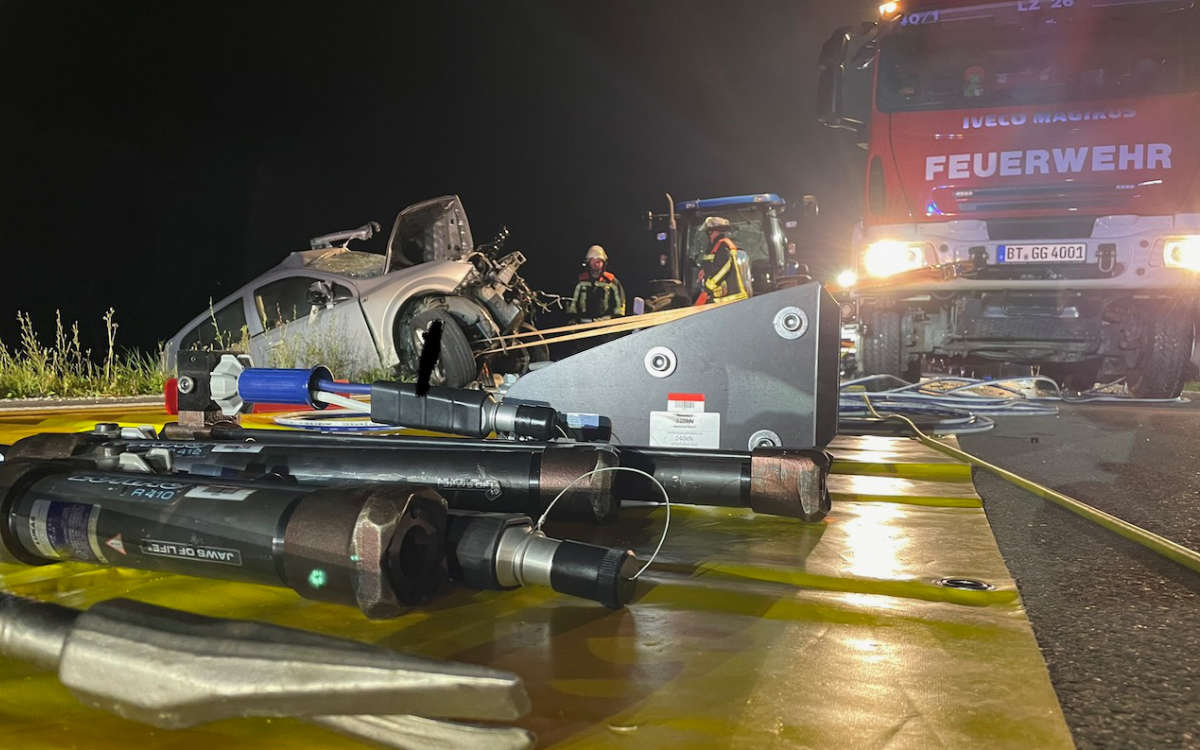 Bei einem Unfall bei Obernsees wurden zwei Autofahrer in ihre beschädigten Autos eingeklemmt. Einer davon verstarb. Bild: Kreisfeuerwehrverband Bayreuth