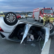 Bei einem heftigen Verkehrsunfall bei Münchberg im Kreis Hof in Oberfranken überschlug sich ein Auto. Ein Mann wurde lebensgefährlich verletzt. Bild: NEWS5/Fricke