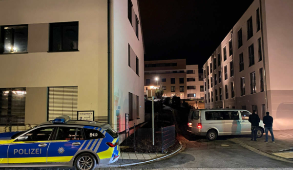 In Pegnitz im Landkreis Bayreuth wurden bei einem Großeinsatz der Polizei zwei Leichen gefunden. Bild: News5/Merzbach