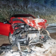 Auf der A73 im Landkreis Coburg gab es einen heftigen Unfall mit einem Sportwagen. Bild: NEWS5/Merzbach