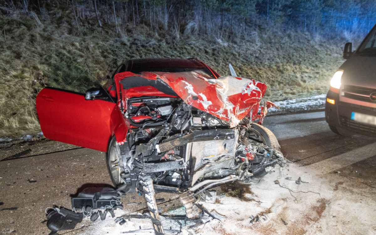 Auf der A73 im Landkreis Coburg gab es einen heftigen Unfall mit einem Sportwagen. Bild: NEWS5/Merzbach