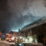 In Neuhof bei Creußen im Landkreis Bayreuth kam es Freitagnacht zu einem Scheunenbrand. Bild: Kreisfeuerwehrverband Bayreuth