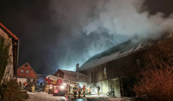 In Neuhof bei Creußen im Landkreis Bayreuth kam es Freitagnacht zu einem Scheunenbrand. Bild: Kreisfeuerwehrverband Bayreuth
