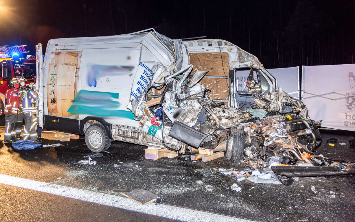 Schrecklicher Unfall auf der A3 im Nürnberger Land: Zwei Menschen sind dabei gestorben. Foto: News5 / Bauernfeind