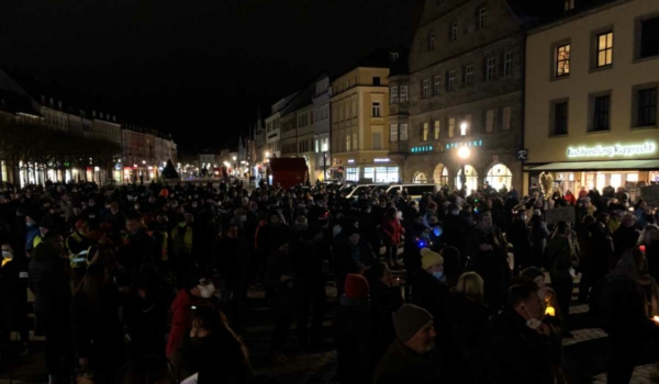 Corona-Demo in Bayreuth am 24. Januar 2022: Es demonstrierten wieder 1.500 Corona-Kritiker und Impfgegner in der Innenstadt. Bild: Jürgen Lenkeit