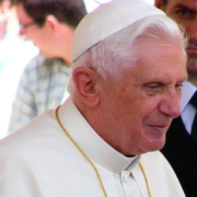 Benedikt XVI., emeritierter Papst, wird beschuldigt, von sexuellem Missbrauch im Erzbistum München und Freising gewusst zu haben. Symbolbild: pixabay