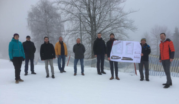 Landrat Florian Wiedemann (rechts) mit Mitgliedern des Zweckverbands zur Förderung des Tourismus und des Wintersports im Fichtelgebirge präsentierten die Pläne für das geplante Sport- und Freizeitzentrum. Bild: Landratsamt Bayreuth