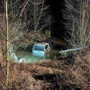 Bei Creußen im Landkreis Bayreuth landete ein Auto nahe der B2 im Roten Main. Bild: Kreisfeuerwehrverband Bayreuth