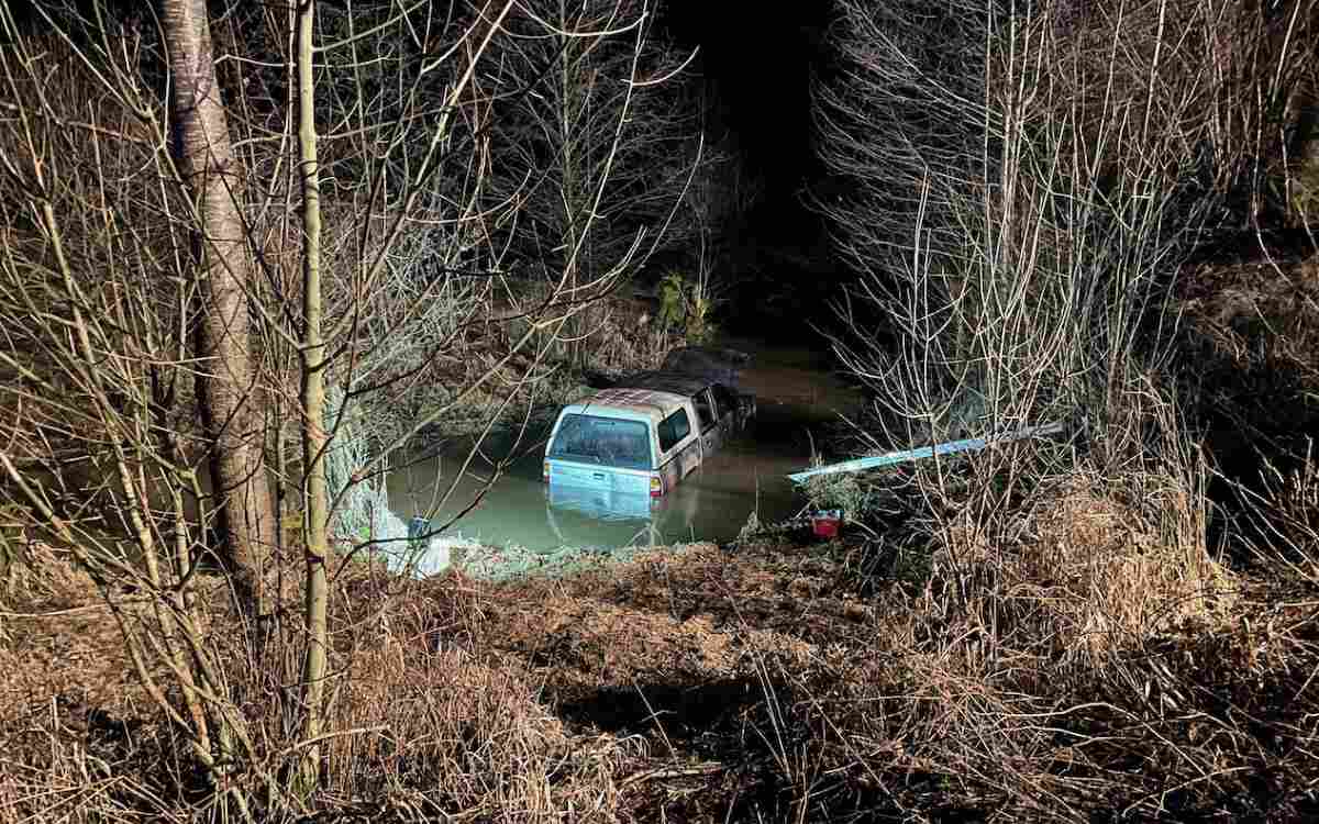 Bei Creußen im Landkreis Bayreuth landete ein Auto nahe der B2 im Roten Main. Bild: Kreisfeuerwehrverband Bayreuth