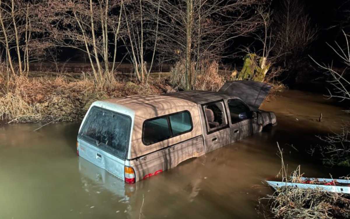 Aktuell (Stand 10:30 Uhr) feilt die Polizei noch an einer Lösung, das Auto aus dem Fluss zu befreien. Bild: Kreisfeuerwehrverband Bayreuth