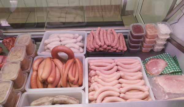 Ein großes Angebot an Würsten und anderen Fleischprodukten gibt es im Hofladen Masel. Bild: Hofladen Masel