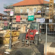 Die Baustelle am Friedrichsforum in Bayreuth: 2023 soll sie fertiggestellt sein - aber zu welchen Kosten? Archivbild: Michael Kind