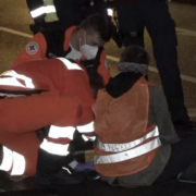 Bei einer Protestaktion in Bayreuth klebten sich am 15. Februar 2022 zwei Demonstranten mit Sekundenkleber auf der Straße fest. Bild: News5/Fricke