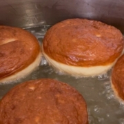 Jeden Mittwoch gibt es vegane Krapfen in der Bäckerei Lang in Bayreuth. Foto: Bäckerei Lang