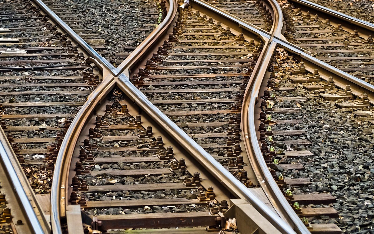 In Oberbayern ist ein Zug entgleist. Mehrere Menschen sind ums Leben gekommen. Symbolbild: Pixabay