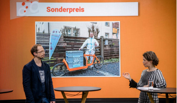 Oliver Sablowski aus Bayreuth bekommt einen Sonderpreis für seine mobile Corona-Teststation. Foto: Deutscher Fahrradpreis / Erdmann