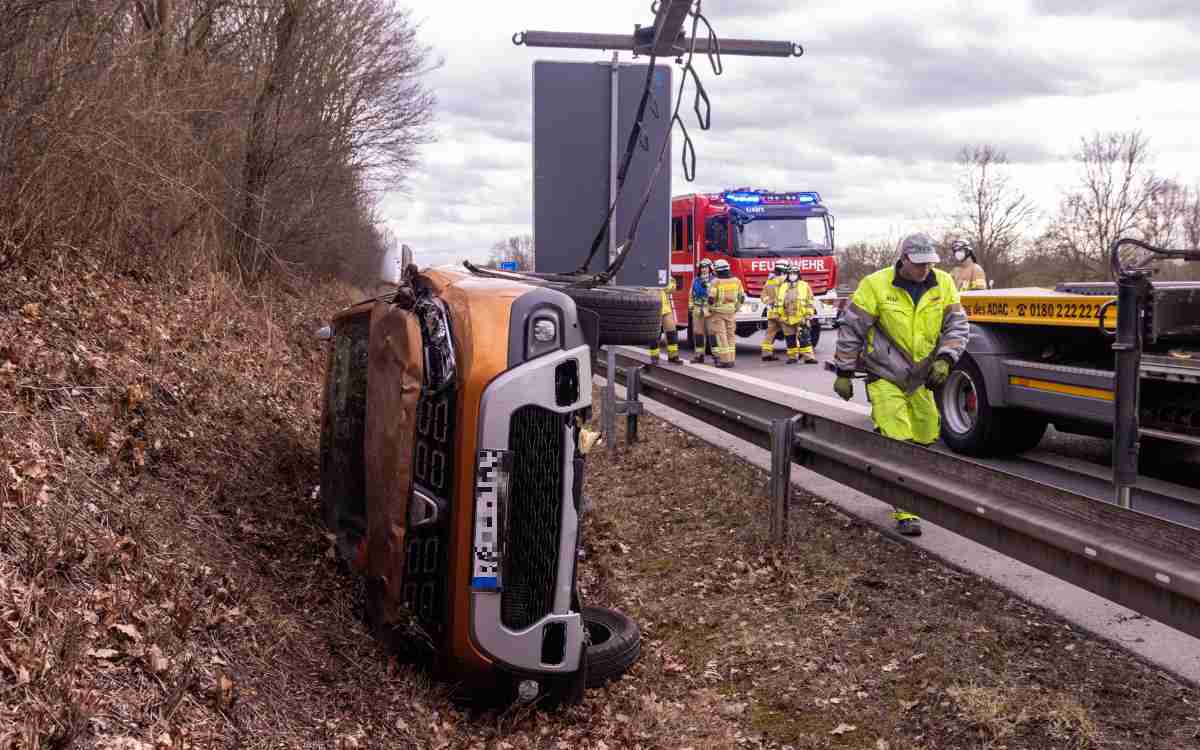 Auf der A73 bei Gundelsheim (Landkreis Bamberg) ist am Dienstag eine Mutter mit ihren drei Kindern verunglückt. Bild: News5/Merzbach