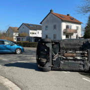 Bei einem Unfall in Coburg wurden fünf Personen verletzt. Das Auto der Unfallverursacherin blieb auf der Seite liegen. Foto: Polizeiinspektion Coburg