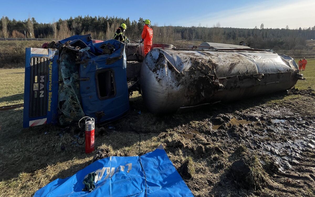 Bei einem Lkw-Unfall in Oberfranken überschlug sich ein Güllelaster und verlor Teile seiner Ladung. Eine Person wurde mittelschwer verletzt. Foto: News5/Ittig