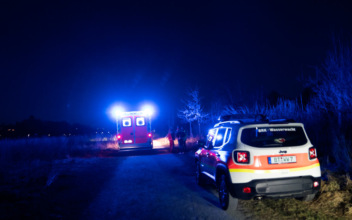 Am Sonntagabend, 13. März 2022, musste das Rote Kreuz in die Wilhelminenaue in Bayreuth ausrücken. Ein Mann musste aus dem Main gezogen werden. Bild: BRK Kreisverband Bayreuth