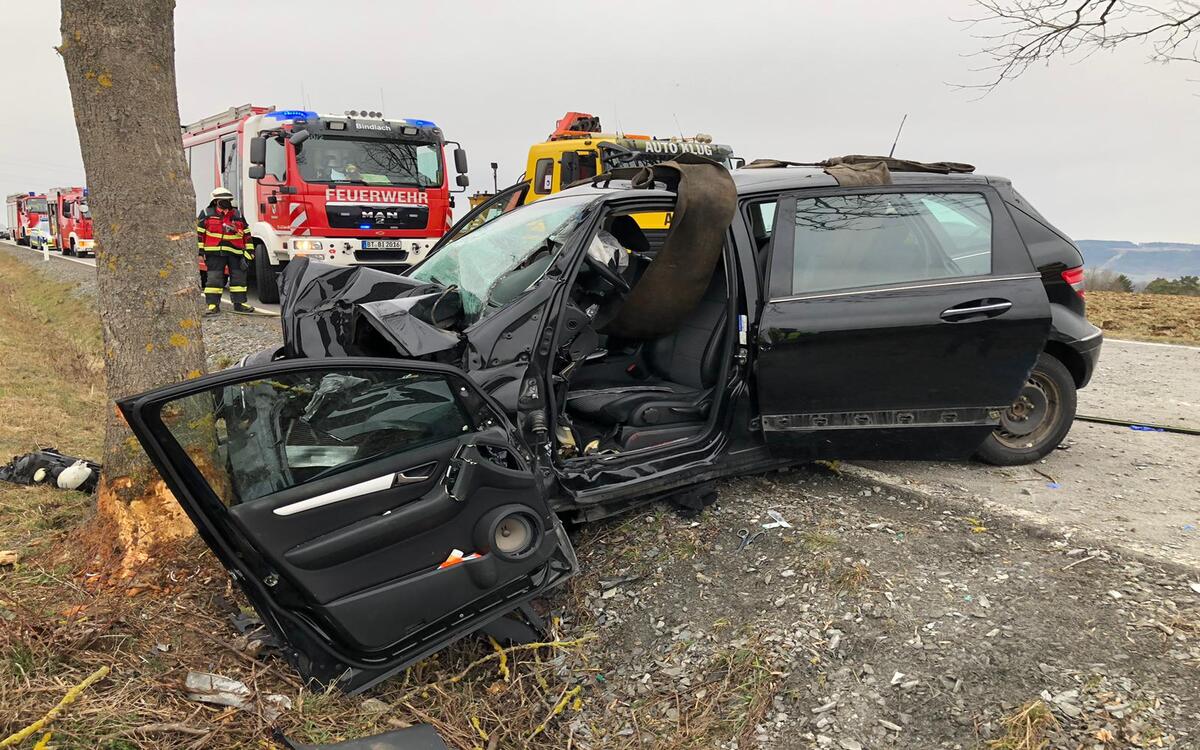 Schwerer Unfall im Kreis Bayreuth: Ein Mann fuhr am Dienstag, 15. März 2022, gegen einen Baum und wurde dabei schwer verletzt. Foto: Michael Kind