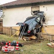 Bei einem Unfall im mittelfränkischen Schwabach kam ein Mann ums Leben. Er prallte mit seinem Auto gegen eine Hauswand. Bild: News5/Bauernfeind