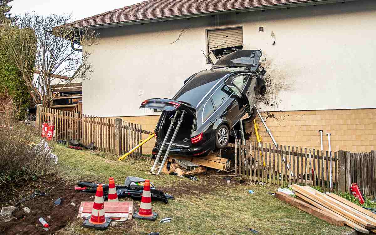 Bei einem Unfall im mittelfränkischen Schwabach kam ein Mann ums Leben. Er prallte mit seinem Auto gegen eine Hauswand. Bild: News5/Bauernfeind