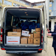 Landrat Florian Wiedemann (FW) steht vor dem Kleintransporter, der mit den Sachspenden seiner Mitarbeiter im Landratsamt Bayreuth beladen wurde. Foto: Landratsamt Bayreuth