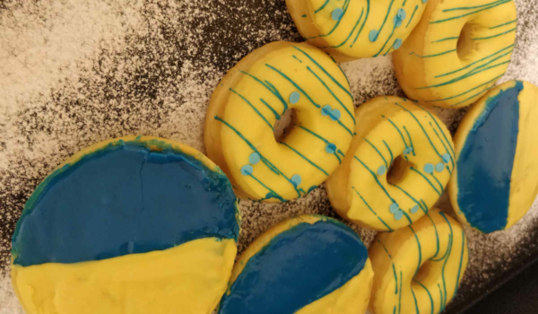 Das Lanzendorfer Backparadies kam auf die Idee Donuts und Amerikaner für die Ukraine zu backen. Ein Teil des Erlöses wird an das Spendenkonto der Stadt Bayreuth gespendet. Foto: Lanzendorfer Backparadies