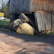 Ein Gülleanhänger ist am Dienstag in Schnabelwaid im Landkreis Bayreuth in eine Scheune gekracht. Bild: Screenshot Facebook Freiwillige Feuerwehr Markt Schnabelwaid