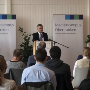 Doktor Hans-Rudolf Raab begrüßt die Neuzugänge zum Sommersemester-Start 2022 am Klinikum Bayreuth. Foto: Noureddine Guimouza
