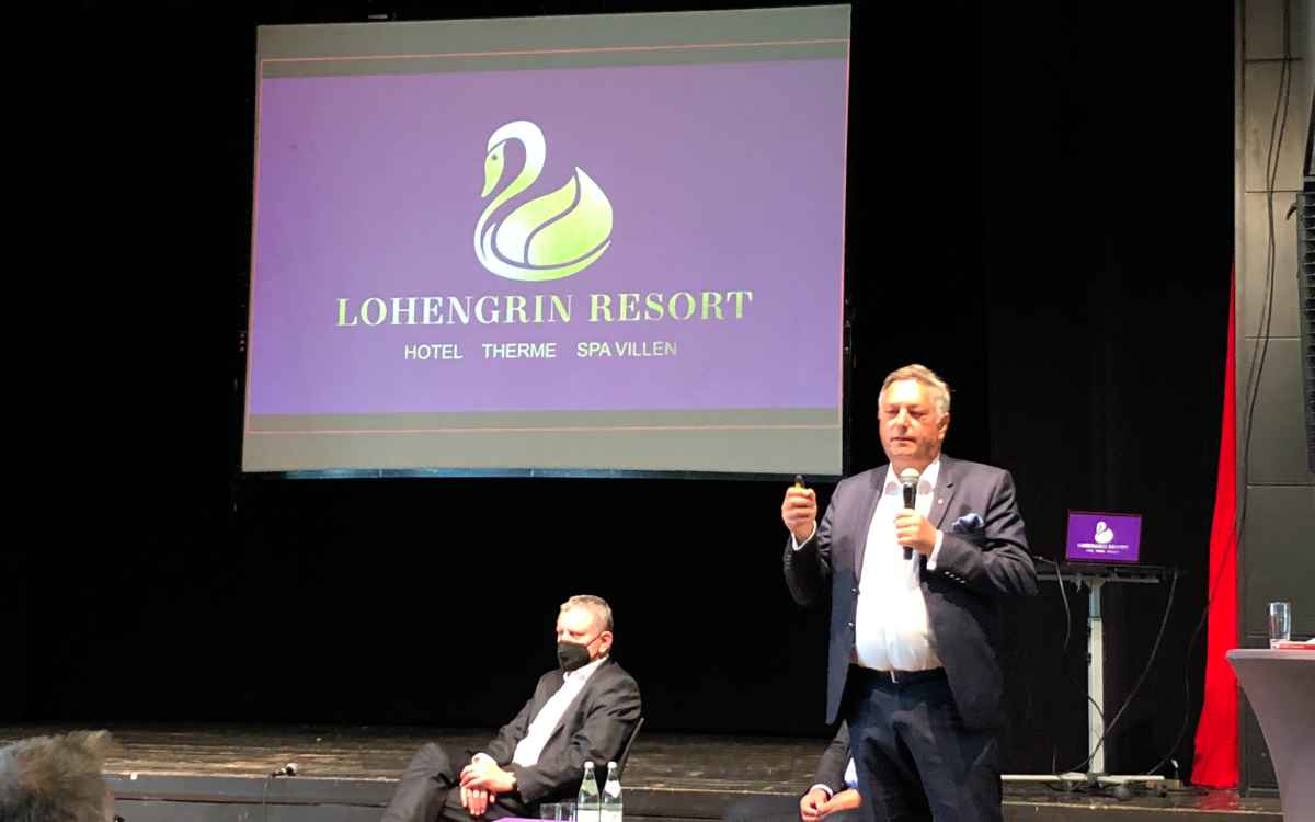 Sie wollen das Lohengrin Resort in Bayreuth verwirklichen: Die Investoren Bertram Mayer (vorne) und Gerald Halsegger (hinten). Die Marke dazu mit goldenem Schwan gibt es schon. Bild: Jürgen Lenkeit